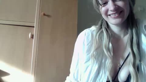 Snapshot of ivetta911 chatting on April 8, 2:28 pm ivetta911 online show from April 8, 2:28 pm