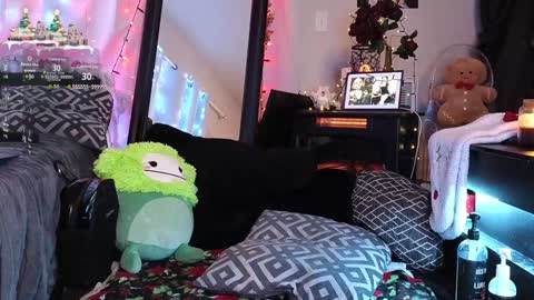 Snapshot of ivey_and_james chatting on December 12, 10:20 pm Ivey and James online show from December 12, 10:20 pm