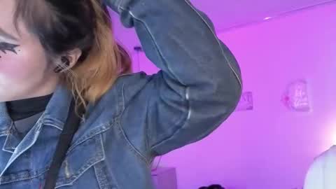 Snapshot of ivonny_sakura chatting on March 25, 12:00 pm Ivonny online show from March 25, 12:00 pm