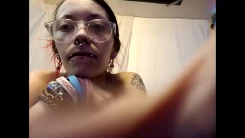 Snapshot of ivorytrixx chatting on December 16, 6:07 am ivorytrixx online show from December 16, 6:07 am