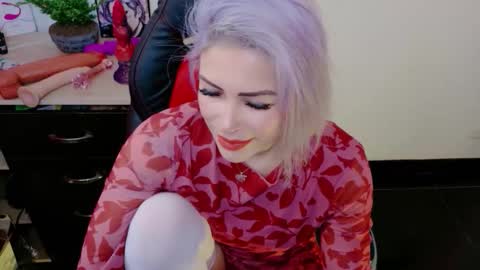 Snapshot of ivy__taylorr chatting on February 12, 10:27 pm Diana Rojas online show from February 12, 10:27 pm