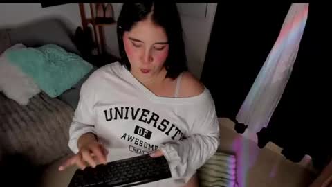 Snapshot of ivy_velvet chatting on June 14, 1:47 am I V Y online show from June 14, 1:47 am