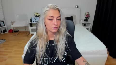 Snapshot of ivyfoxx_ chatting on September 16, 11:11 am IvyFox online show from September 16, 11:11 am
