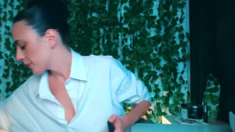 Snapshot of ivyjonson chatting on December 8, 1:36 pm Miss Ivy online show from December 8, 1:36 pm