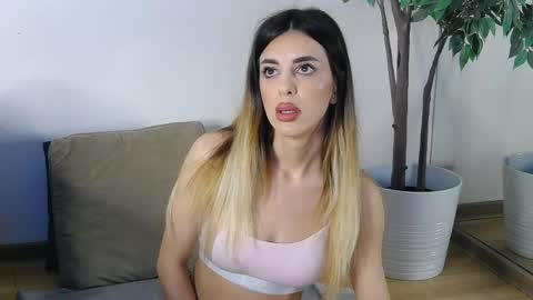 Snapshot of ivylustt chatting on May 22, 5:47 am IvyLustt online show from May 22, 5:47 am