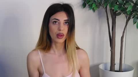 Snapshot of ivylustt chatting on May 25, 5:46 am IvyLustt online show from May 25, 5:46 am