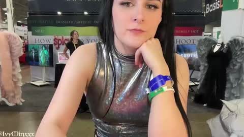 Snapshot of ivyminxxx chatting on December 6, 11:14 pm Ivy Minxxx online show from December 6, 11:14 pm