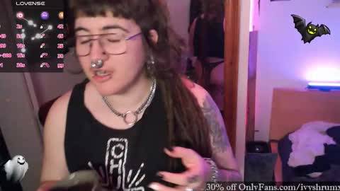 Snapshot of ivyshrumx chatting on December 19, 10:17 pm Ivy ShrumX online show from December 19, 10:17 pm