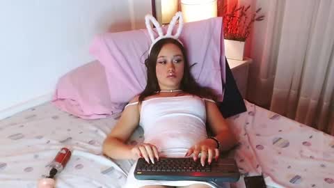 Snapshot of ivyy_crystal chatting on December 17, 8:43 pm Ivy online show from December 17, 8:43 pm