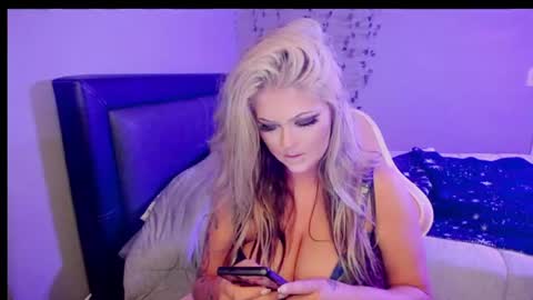 Snapshot of iwantsumbody chatting on July 11, 5:32 am Ashley3 online show from July 11, 5:32 am