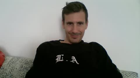 Snapshot of iyoperro chatting on December 3, 9:29 am Casandro online show from December 3, 9:29 am