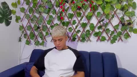 izaack online show from December 26, 11:35 pm