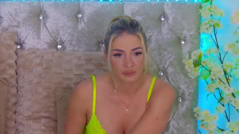 Izabella online show from May 7, 3:23 am