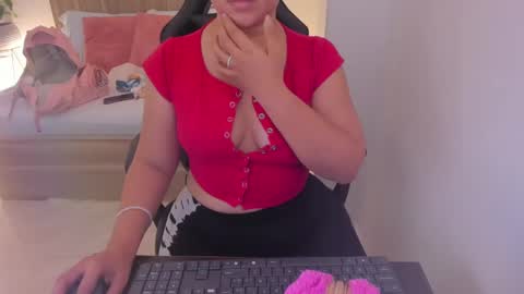 Snapshot of izaro_22 chatting on January 22, 2:26 am Iza online show from January 22, 2:26 am