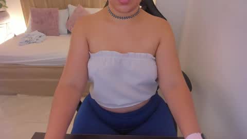 Snapshot of izaro_22 chatting on February 6, 6:40 am Iza online show from February 6, 6:40 am
