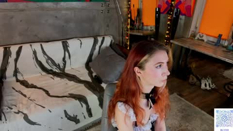 Snapshot of izi_fox chatting on April 2, 3:31 pm izi online show from April 2, 3:31 pm