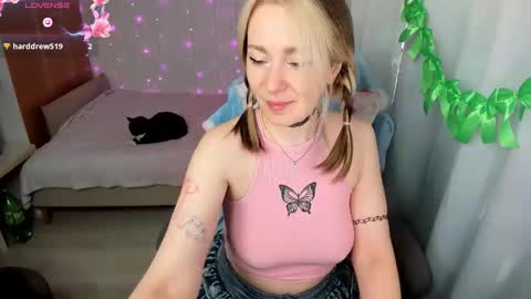 Snapshot of izzyholly chatting on April 14, 1:06 pm K A T E I have great pvt hot shows with dildos shows in pantyhose I love to squirt fabulously online show from April 14, 1:06 pm