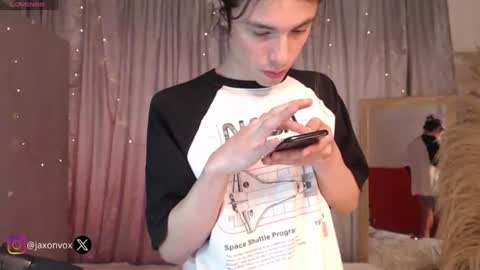 Snapshot of j_a_x_x_x_o_n chatting on July 30, 11:20 am Hey im Jaxxxon check my info online show from July 30, 11:20 am