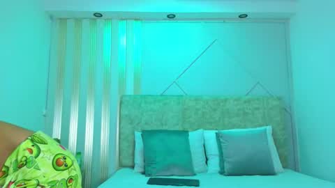 Snapshot of j_belle_ chatting on March 14, 2:00 pm j_belle_ online show from March 14, 2:00 pm