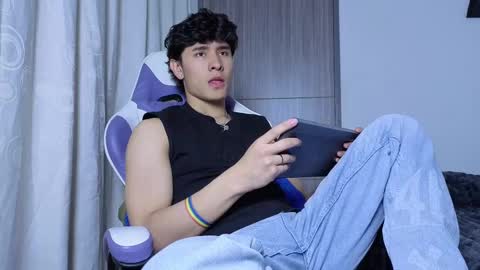 Snapshot of j_u_p_i_t_e_r chatting on October 8, 8:17 pm Noah online show from October 8, 8:17 pm