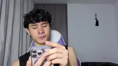 Snapshot of j_u_p_i_t_e_r chatting on October 16, 3:35 pm Noah online show from October 16, 3:35 pm