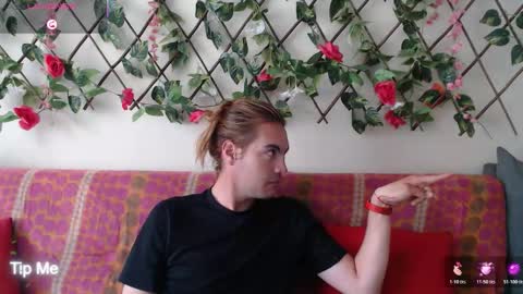 Jack and Emily online show from December 18, 4:02 pm