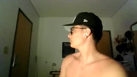 Snapshot of jackstrongof chatting on June 3, 1:41 am ImZacharyTyler online show from June 3, 1:41 am