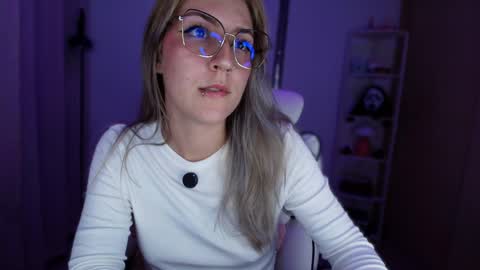 Snapshot of jacky_croft chatting on April 6, 2:09 am Linda Sofia help me get to 100 thumbs up online show from April 6, 2:09 am
