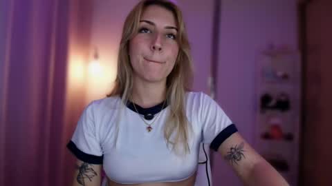 Snapshot of jacky_croft chatting on May 11, 2:17 am Linda Sofia help me get to 100 thumbs up online show from May 11, 2:17 am