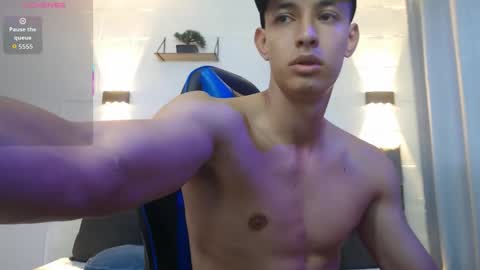 Snapshot of jake_shadow14 chatting on October 18, 9:48 pm Hi guys im new 3 online show from October 18, 9:48 pm