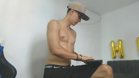 Hi guys im new 3 online show from May 27, 7:22 pm