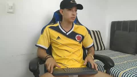 Hi guys im new 3 online show from July 3, 9:21 pm