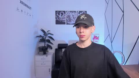 Snapshot of james_adamss_ chatting on November 20, 12:27 pm james_adamss_ online show from November 20, 12:27 pm