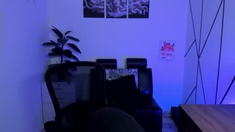 Snapshot of james_adamss_ chatting on November 28, 12:19 pm james_adamss_ online show from November 28, 12:19 pm