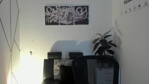 Snapshot of james_adamss_ chatting on December 16, 12:43 pm james_adamss_ online show from December 16, 12:43 pm