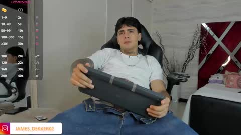 Snapshot of jamesdekker chatting on October 4, 9:35 pm jamesdekker online show from October 4, 9:35 pm