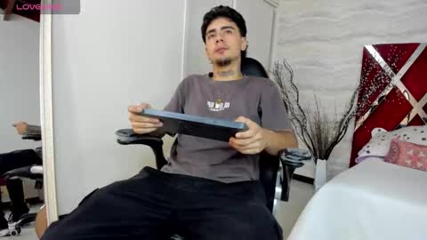 Snapshot of jamesdekker chatting on October 30, 8:31 pm jamesdekker online show from October 30, 8:31 pm