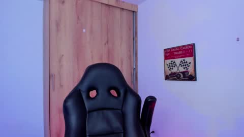 Snapshot of jamesgraay chatting on December 9, 7:07 pm James Gray online show from December 9, 7:07 pm