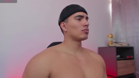 Snapshot of jamesgraay chatting on November 18, 6:56 pm James Gray online show from November 18, 6:56 pm