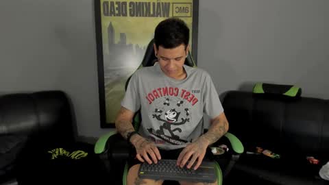 Jamesinked  online show from December 15, 10:15 pm