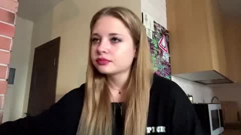 Snapshot of jannvong chatting on June 11, 11:52 am Hello guys Im Lana online show from June 11, 11:52 am