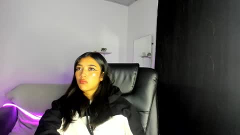 Snapshot of jaulyn_18 chatting on March 15, 11:05 am Jaulyn online show from March 15, 11:05 am