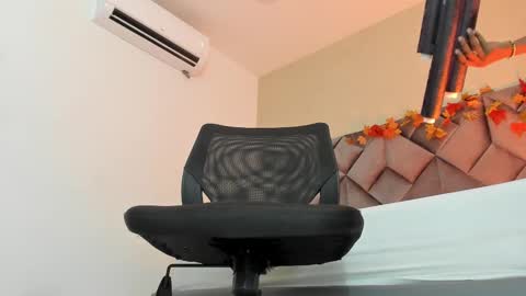 jax black online show from October 8, 12:03 pm