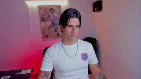 Snapshot of jayalvarrez_ chatting on November 11, 7:58 pm Jay Alvarrez online show from November 11, 7:58 pm