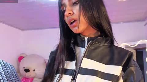 Snapshot of jazmin_tay chatting on November 23, 11:43 am Jazmin online show from November 23, 11:43 am