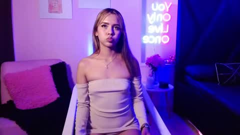 Snapshot of jeni_fire chatting on May 23, 1:26 pm jeni_fire online show from May 23, 1:26 pm