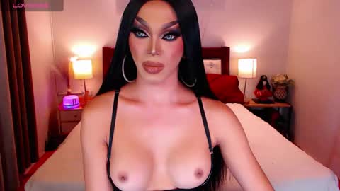 Snapshot of jenifers_body chatting on December 17, 9:27 pm Queen Jenifer online show from December 17, 9:27 pm