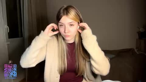 Hey EveryoneIm Kimi  Glad to see you in my room We almost hit 10 Thumb up in one day   online show from February 12, 4:02 pm