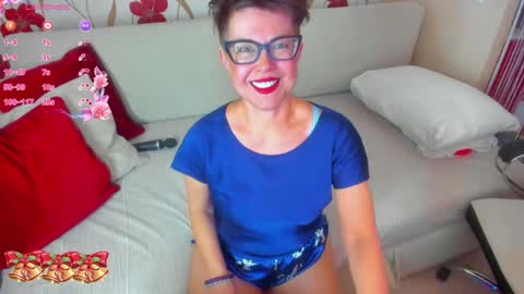 Snapshot of jennalison chatting on December 14, 9:29 am Jenn online show from December 14, 9:29 am