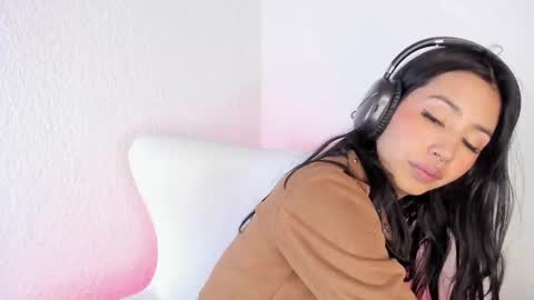 Snapshot of jenner_mills chatting on December 23, 7:06 am Jenner online show from December 23, 7:06 am